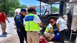 aramédicos de Protección Civil trasladaron al repartidor a un hospital para recibir atención médica