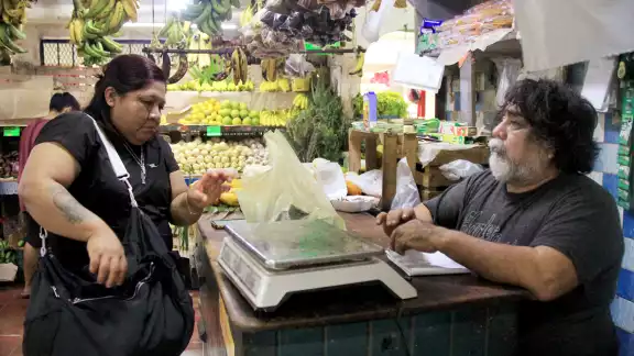 Las amas de casa aprovechan abastecerse en los mercados y tianguis de la ciudad, a fin de hacer rendir su dinero