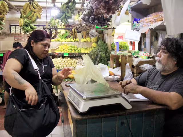 Las amas de casa aprovechan abastecerse en los mercados y tianguis de la ciudad, a fin de hacer rendir su dinero