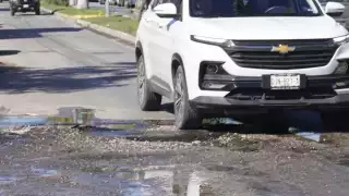 Regidor del Ayuntamiento de Campeche reprocha que empresa ganadora de licitación no haya tapado un solo bache    