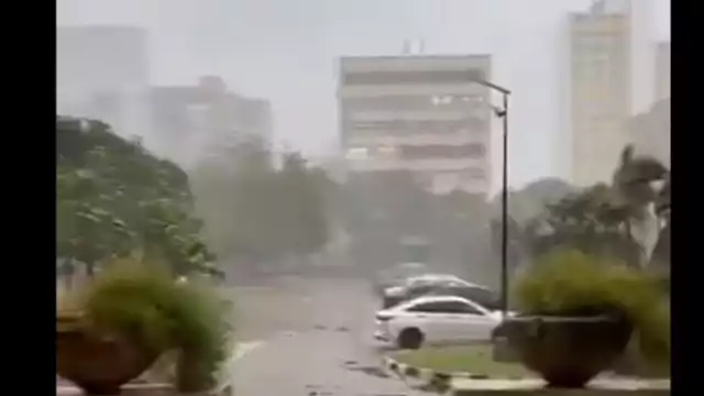 Ráfagas de viento golpean La Habana debido al huracán Rafael.