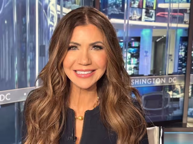 Noem recientemente acusó a Claudia Sheinbaum de incitar las protestas migrantes en Los Ángeles