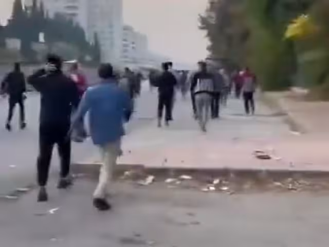 Derrocan a la familia Assad, quienes ejercían un régimen autoritario en Siria.