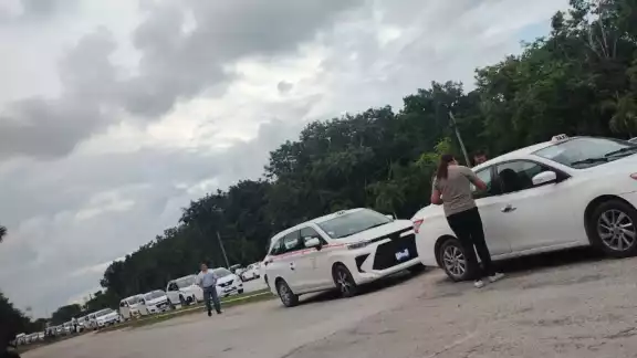 Sindicato de taxistas 'Tiburones del Caribe' retoman manifestaciones en Tulum Sindicato de taxistas 'Tiburones del Caribe' retoman manifestaciones en Tulum
