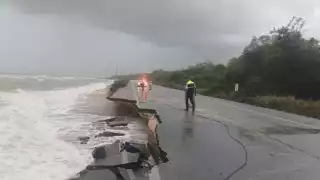 La Carretera Federal Isla Aguada-Champotón está parcialmente cerrada en el kilómetro 107+000 debido a daños causados por el huracán Milton
