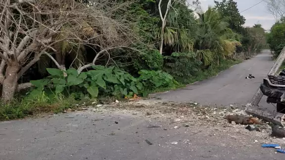 El conductor perdió el control de la unidad, causando el impacto contra el poste de luz