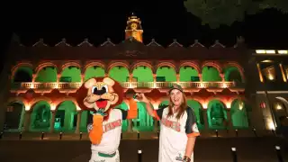 La presidenta municipal, Cecilia Patrón, encabezó la ceremonia previo al debut de los Leones