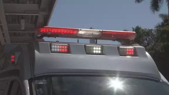 Debido a la lesión grave en la cabeza, fue atendido de emergencia Debido a la lesión grave en la cabeza, fue atendido de emergencia