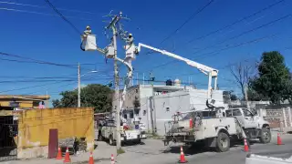 CFE atiende quejas ciudadanas con recalibrado de línea en “La Torcasita”