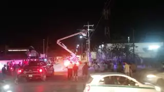 Vecinos cierran vialidad de la Región 247 en Cancún tras fallas en el suministro de energía eléctrica