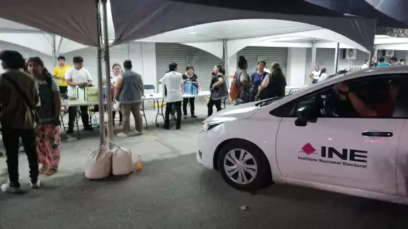 Funcionarios trabajaron bajo la oscuridad durante la Jornada Electoral de este 1 de junio Funcionarios trabajaron bajo la oscuridad durante la Jornada Electoral de este 1 de junio