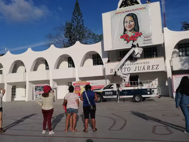 Tras manifestación lona conmemorativa de Francisca se queda en el Palacio Municipal