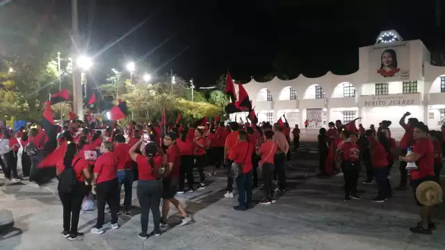 Más de 400 maestros colapsaron la ciudad con su protesta.