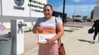 Algunas personas acuden a realizar el trámite aún sin cita