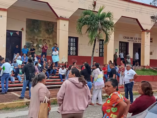 Docentes se reunieron en la mañana frente a la casa de la cultura para dar inicio al recorrido