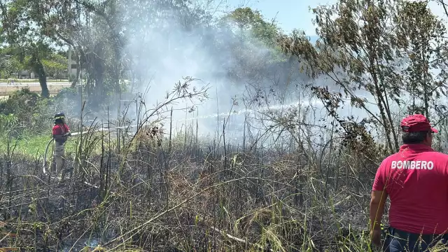 Un menor provocó un incendio en un terreno baldío al prender fuego a llantas.