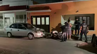 Conductor pierde el control y termina contra vehículo estacionado en Campeche