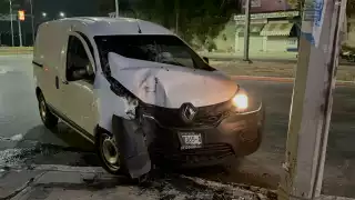 Ebrio resulta herido tras chocar su camioneta contra un poste en Campeche