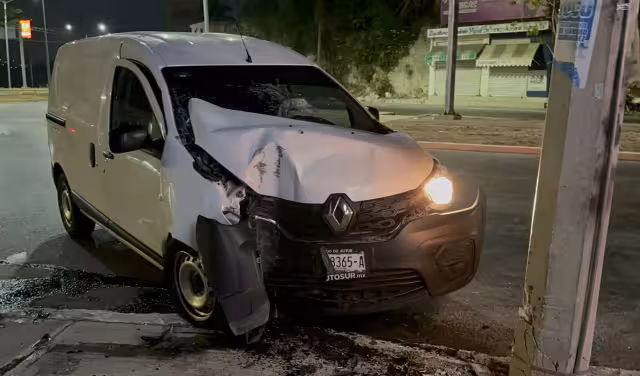 El hombre chocó su camioneta contra un poste de alumbrado público