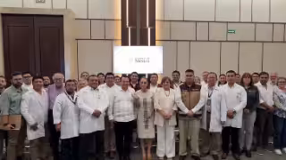Claudia Sheinbaum y el gobernador Joaquín Díaz Mena durante una actividad de su gira por Yucatán, donde se anunciaron medidas para reforzar la atención médica