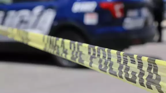Hasta el momento se reportan dos heridos, una mujer embarazada y un joven 