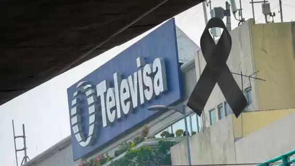 El moño negro comenzó a verse a partir de las 19:00 horas en toda su programación