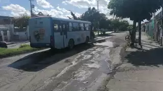 Baches en Av. Miguel Hidalgo causan problemas de tránsito vehicular en Cancún
