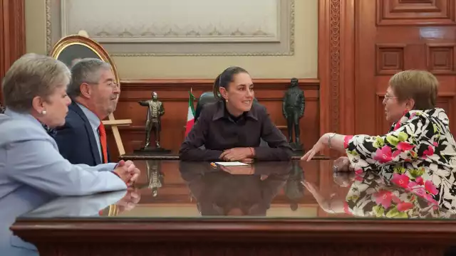 La presidenta Claudia Sheinbaum recibió en Palacio Nacional a Michelle Bachelet, expresidenta de Chile.