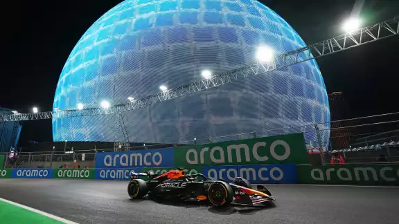 La Sphera y el Red Bull pasando a un lado