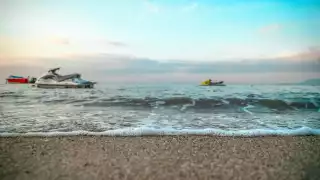 Turistas estadounidenses chocan una moto acuática en un mangle en la zona hotelera de Cancún 