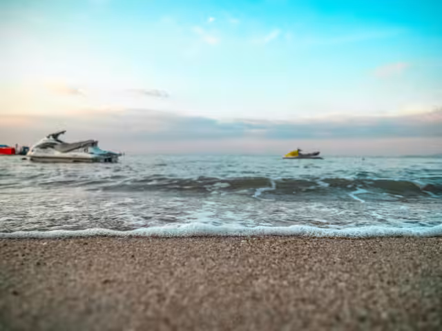 Turistas estadounidenses chocan una moto acuática en un mangle en la zona hotelera de Cancún