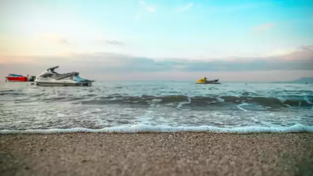 Turistas estadounidenses chocan una moto acuática en un mangle en la zona hotelera de Cancún