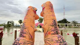Dinosaurios invaden el Parque La Plancha de Mérida para unirse en matrimonio