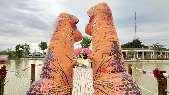 Las 'dinobodas' fueron un verdadero éxito jurásico en el Día de San Valentín.