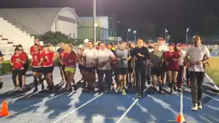 Durante los festejos el Gobernador recorrió 800 metros de la pista de tartán