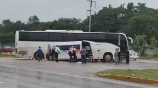 Accidente deja lesionados: Van de turismo choca contra autobús en Playa del Carmen