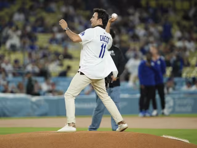 Checo, con los colores de Cadillac sobre el montículo