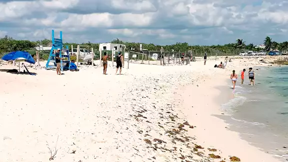 Visitantes resaltaron que, a pesar de la importancia de los guardavidas en este sitio concurrido, el módulo permanece vacío