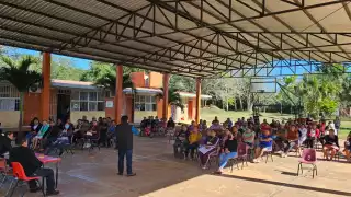 Padres de familia de Iturbide amenazan con tomar la Telesecundaria 20 por falta de electricidad
