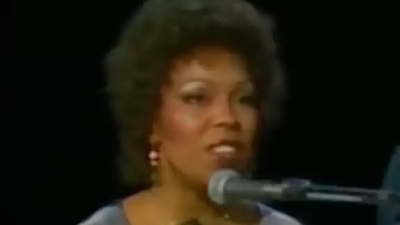 Roberta Flack ganó tres premios Grammys por 'Killing Me Softly'