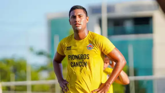 Carlos proviene de raíces futbolísticas cancunenses; es hijo de Carlos Mauri y sobrino de Ricardo “Jarocho” y Daniel “Topo” Moguel