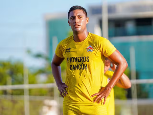 Carlos proviene de raíces futbolísticas cancunenses; es hijo de Carlos Mauri y sobrino de Ricardo “Jarocho” y Daniel “Topo” Moguel