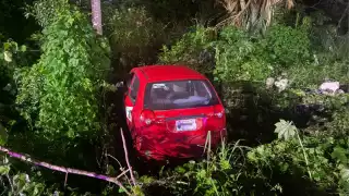 Madrugada aparatosa: Accidente vehicular en la Avenida 135 de Cancún dejó daños materiales