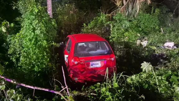 Debido al fuerte golpe, la unidad sufrió daños en la parte frontal y lateral Debido al fuerte golpe, la unidad sufrió daños en la parte frontal y lateral