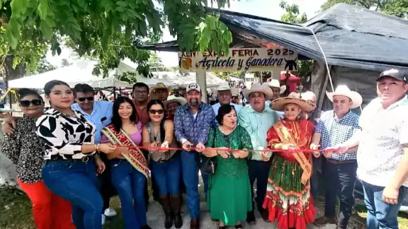 Diferentes autoridades encabezaron el corte del listón para inaugurar la Expo Feria Palizada 2025.