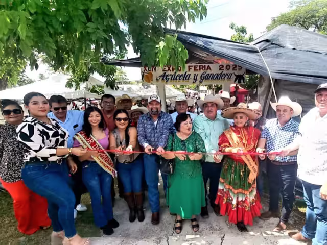 Diferentes autoridades encabezaron el corte del listón para inaugurar la Expo Feria Palizada 2025.