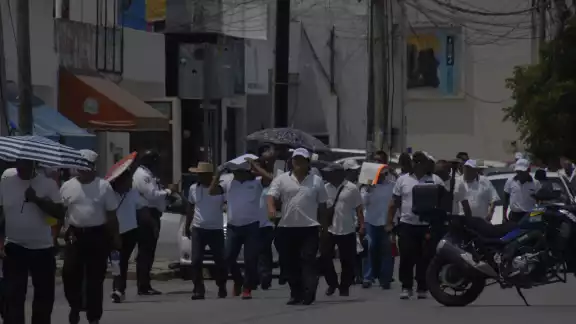 Uber acusa a taxistas de marchar para ocultar conflictos en el aeropuerto de Cancún Uber acusa a taxistas de marchar para ocultar conflictos en el aeropuerto de Cancún