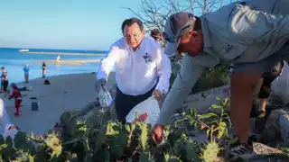 Gobernador Joaquín Díaz Mena encabeza limpieza simultánea  de 14 playas de Yucatán 