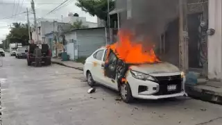 Coche termina en cenizas en Ciudad del Carmen; hombres le aventaron bomba molotov 