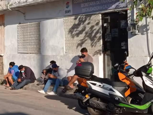 Ciudadanos exigen solución por escasez de placas en oficinas fiscales de Calkiní